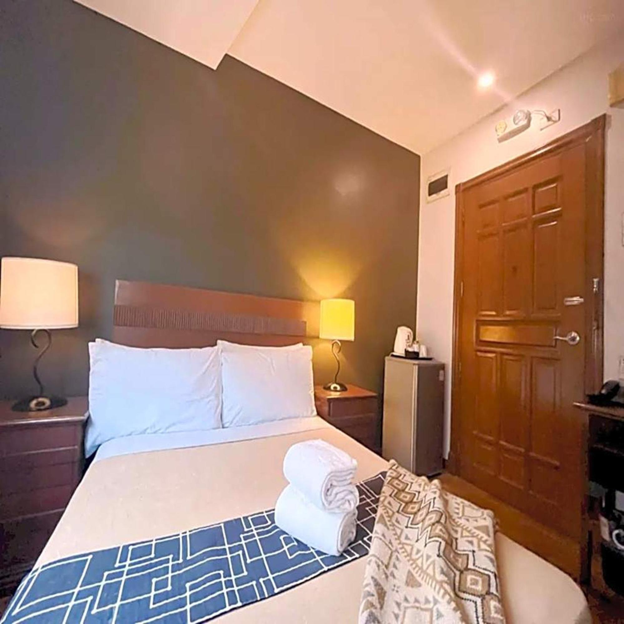 Collection O Avitel Near Osmena Highway, Pnr Pasay Station, Metro Apartment *